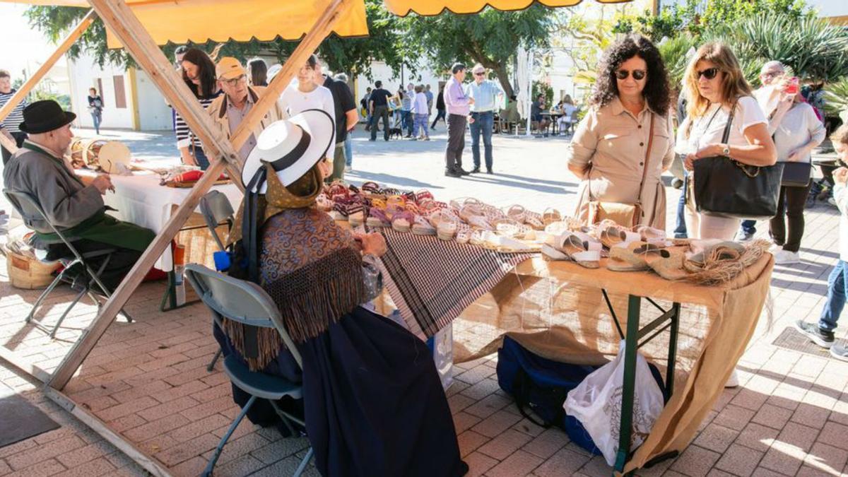 Puestos De Artesanía Tradicional En Santa Gertrudis. | 