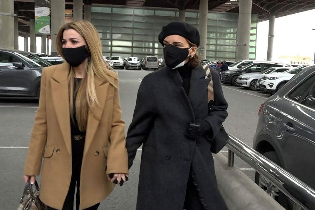 Natalia Rodríguez y Chenoa cogidas de la mano llegando a Atocha