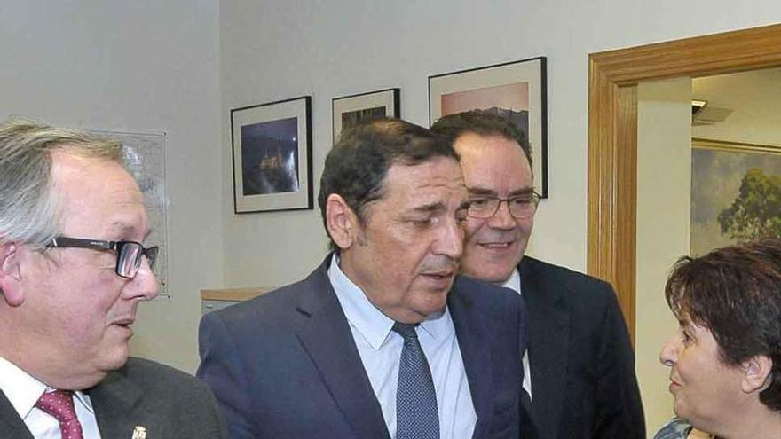 Sáez (centro) con el delegado de la Junta y la alcaldesa de Segovia.
