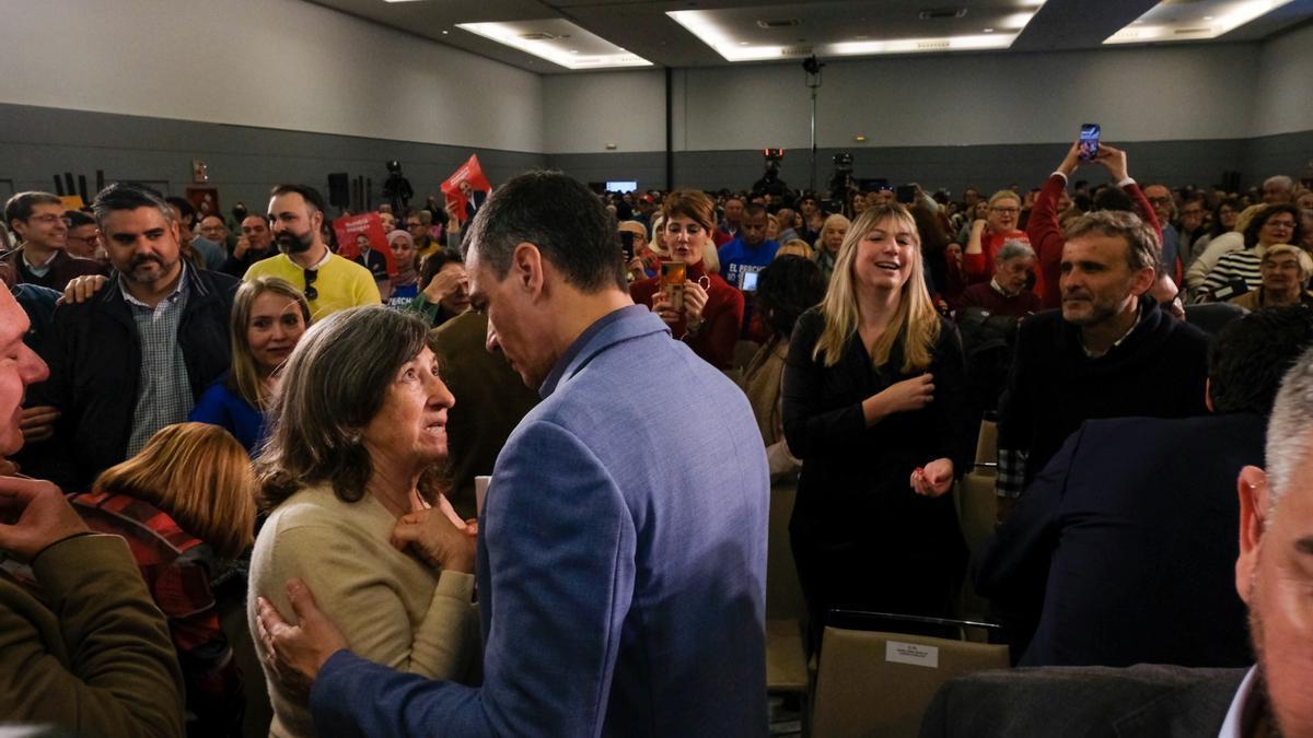 Pedro Sánchez saluda a una militante del partido en Málaga.