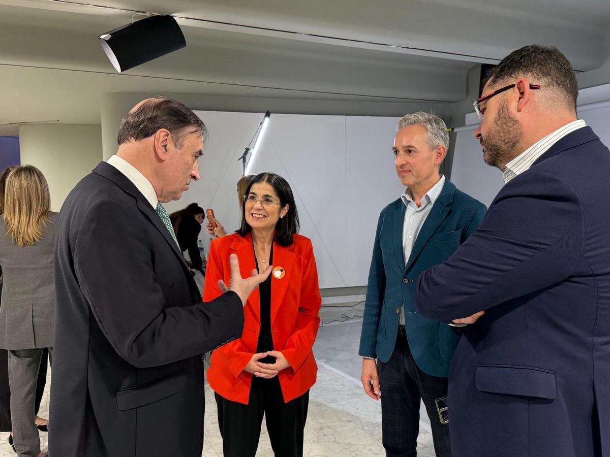 Carolina Darias, Josué Íñiguez y José Luis Pérez Pont conversan con Pedro J. Ramírez