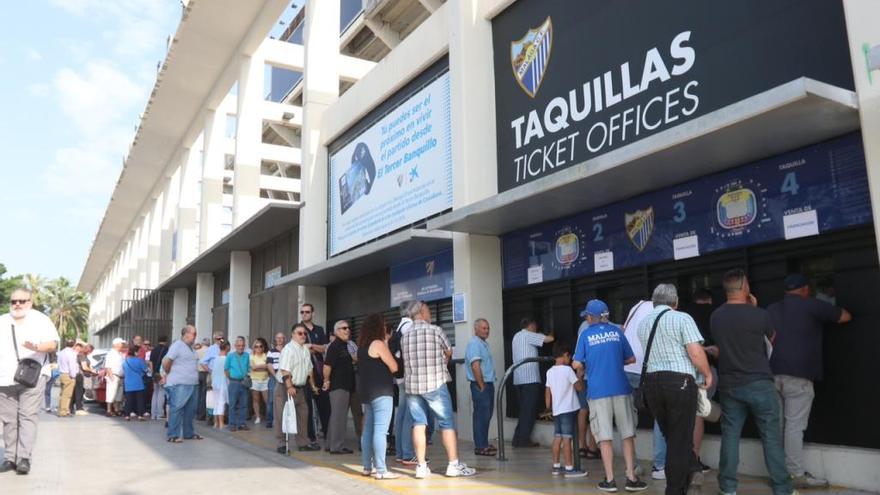 Colas en La Rosaleda.