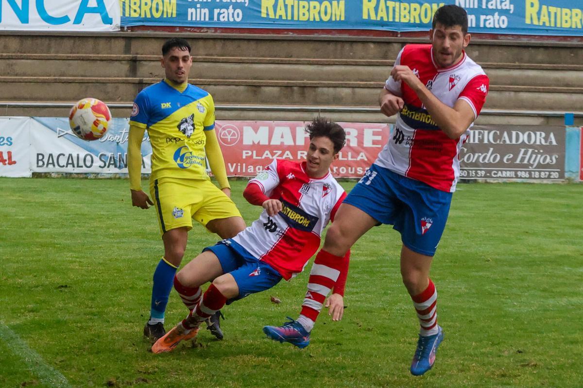 Las imágenes del derbi de O Salnés entre Arosa y Cambados en A Lomba
