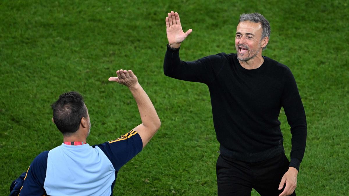 Luis Enrique celebra al final del partido de fútbol entre España y Costa Rica en el Estadio Al-Thumama en Doha