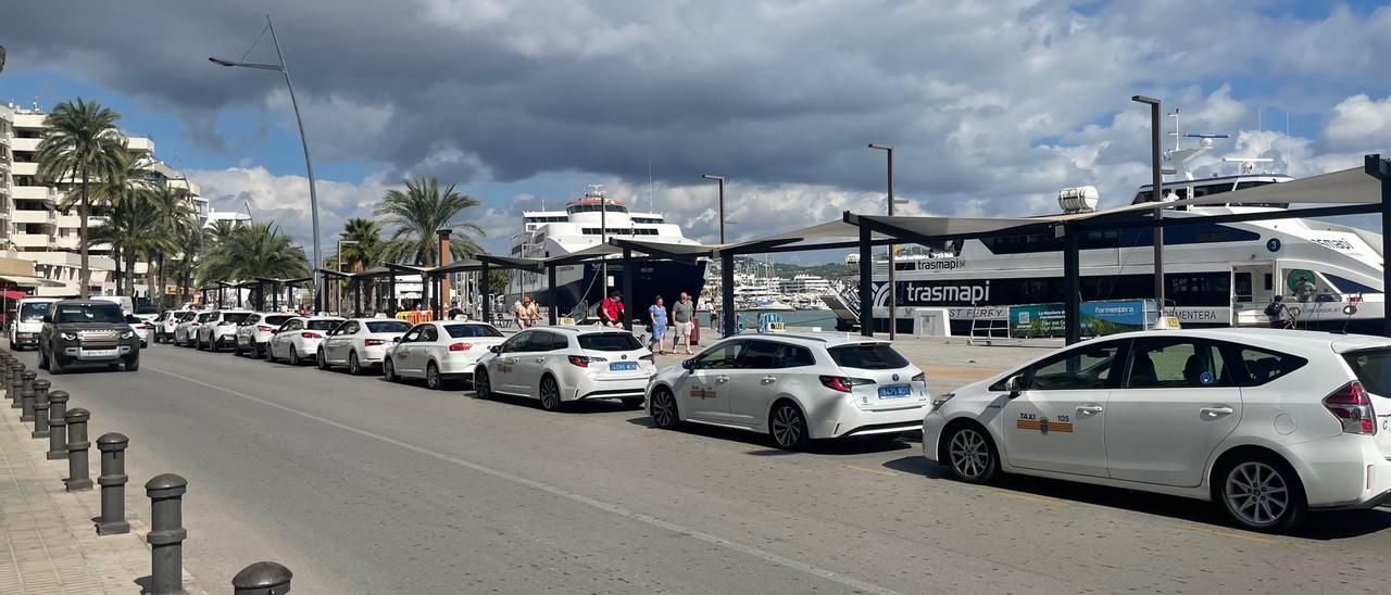 Taxis en la parada del puerto de Ibiza.