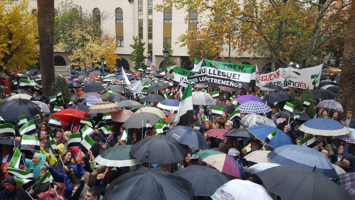 La manifestación por un tren digno para Extremadura en imágenes