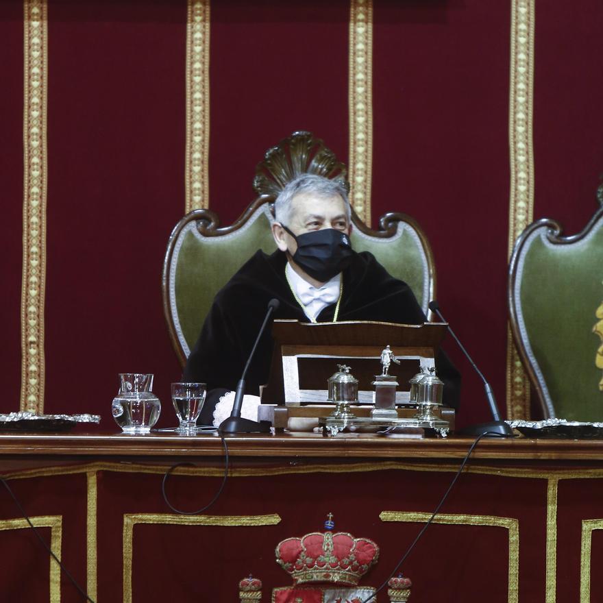 El rector Santiago García Granda, ayer en el paraninfo