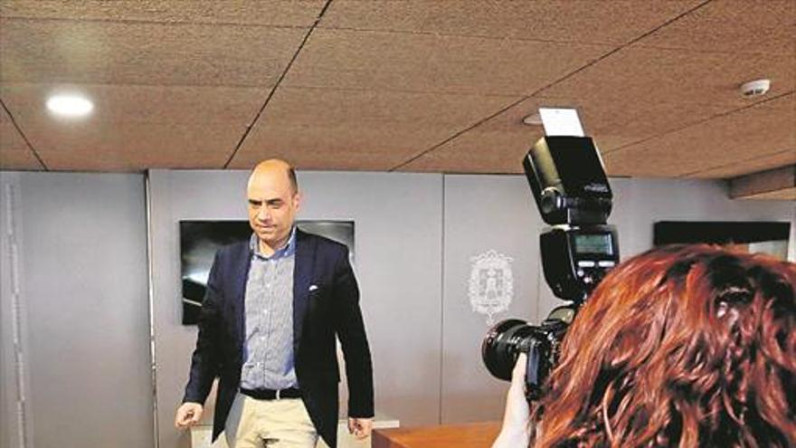 Procesan a Echávarri por despedir a la cuñada del portavoz del PP