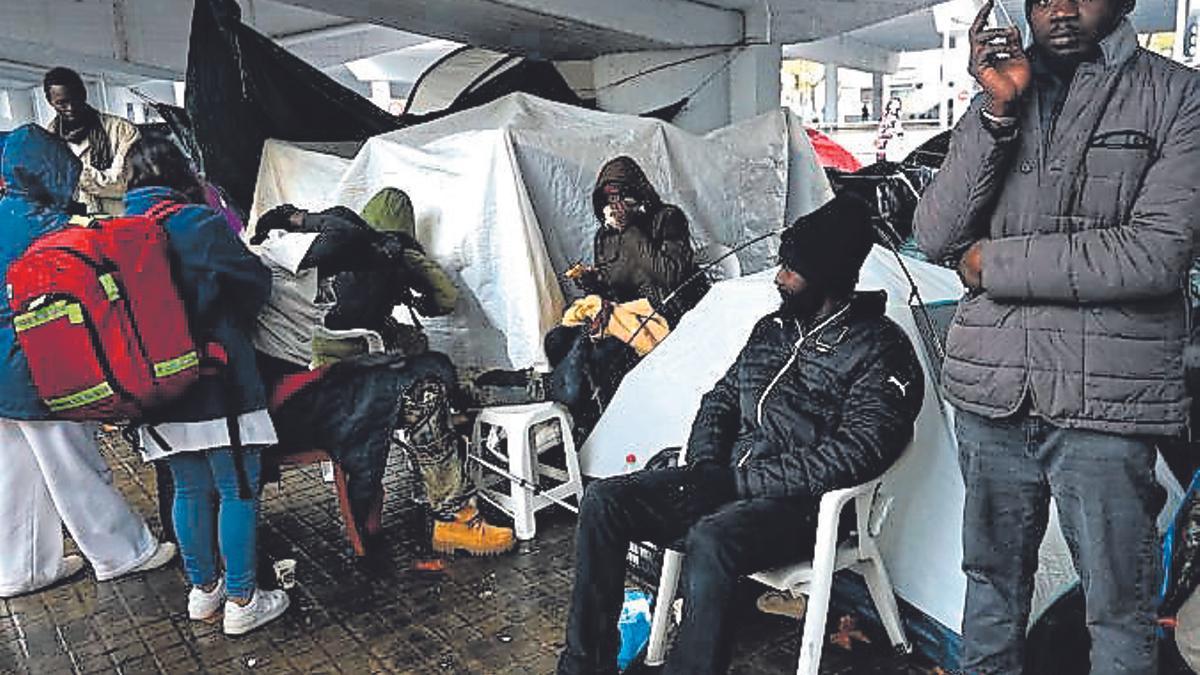 Decenas de personas desalojadas del antiguo instituto B9 de Badalona siguen acampadas bajo un puente de la carretera C 31