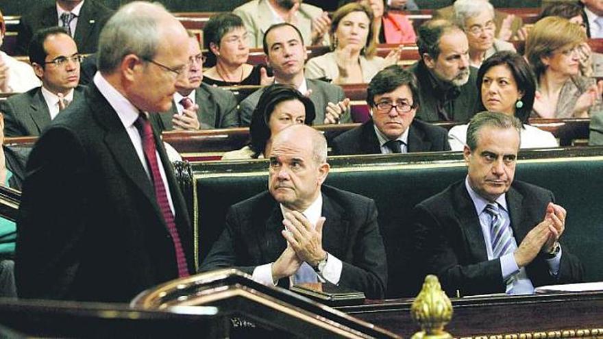 El aplauso de Manuel Chaves y Celestino Corbacho al presidente catalán, José Montilla, tras su intervención ayer en el Senado.