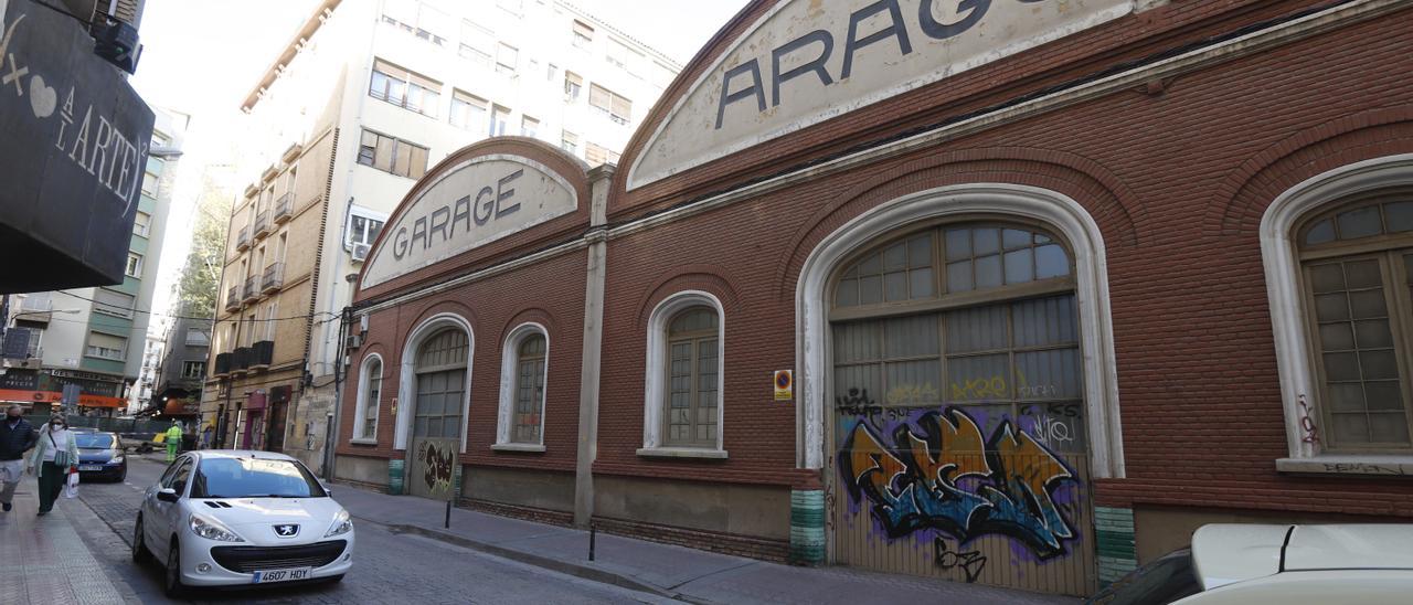 Fachada industrial del antiguo Garaje Aragón de Zaragoza.