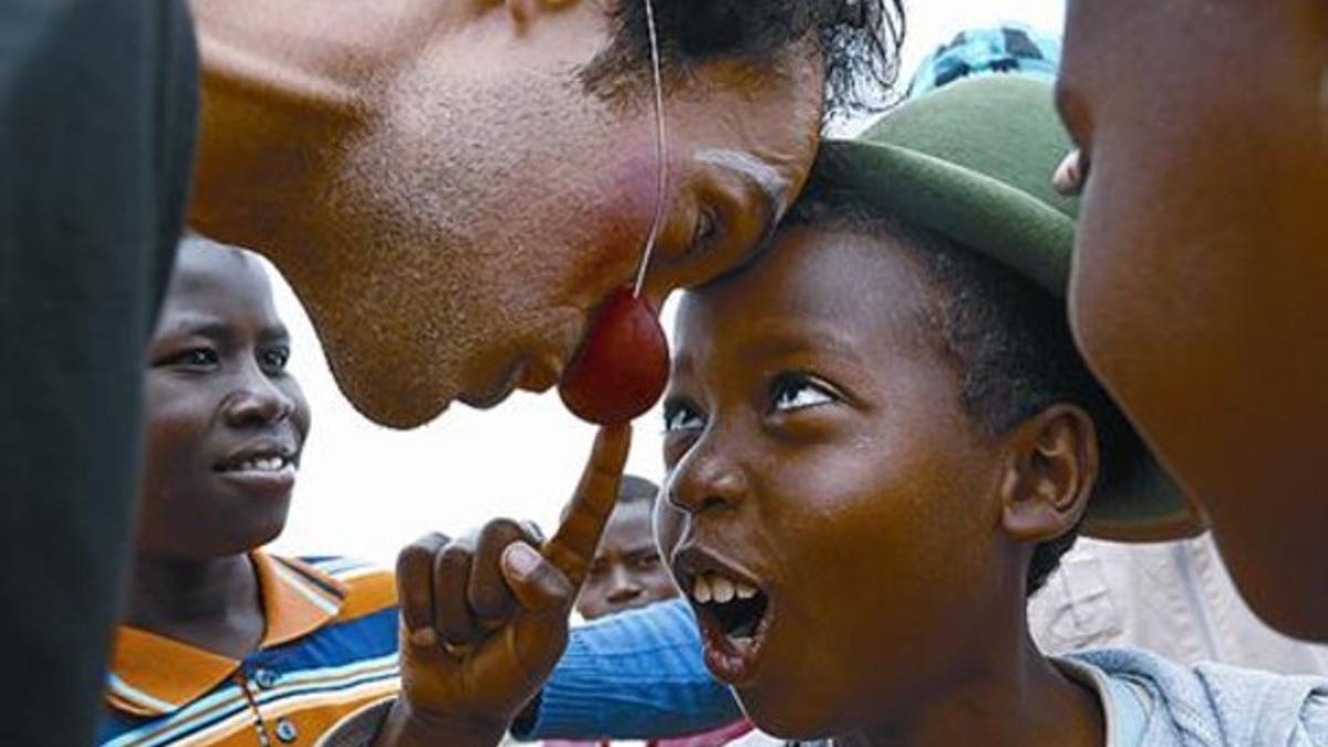 Los payasos de la oenegé han hecho sonreír a niños de 98 países.