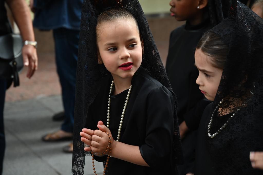 Alumnos del colegio de la Milagrosa durante su desfile por las calles del centro de la ciudad