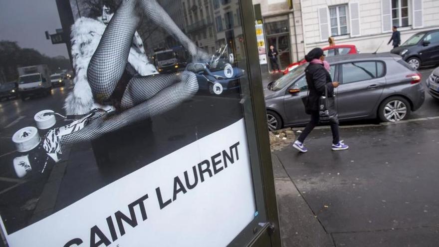 YSL retira su polémica campaña de las calles de París