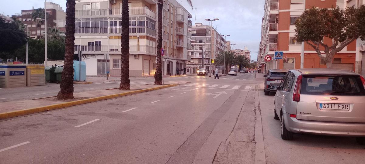 La calle La Bega de Cullera, sin los puestos del mercado ambulante.