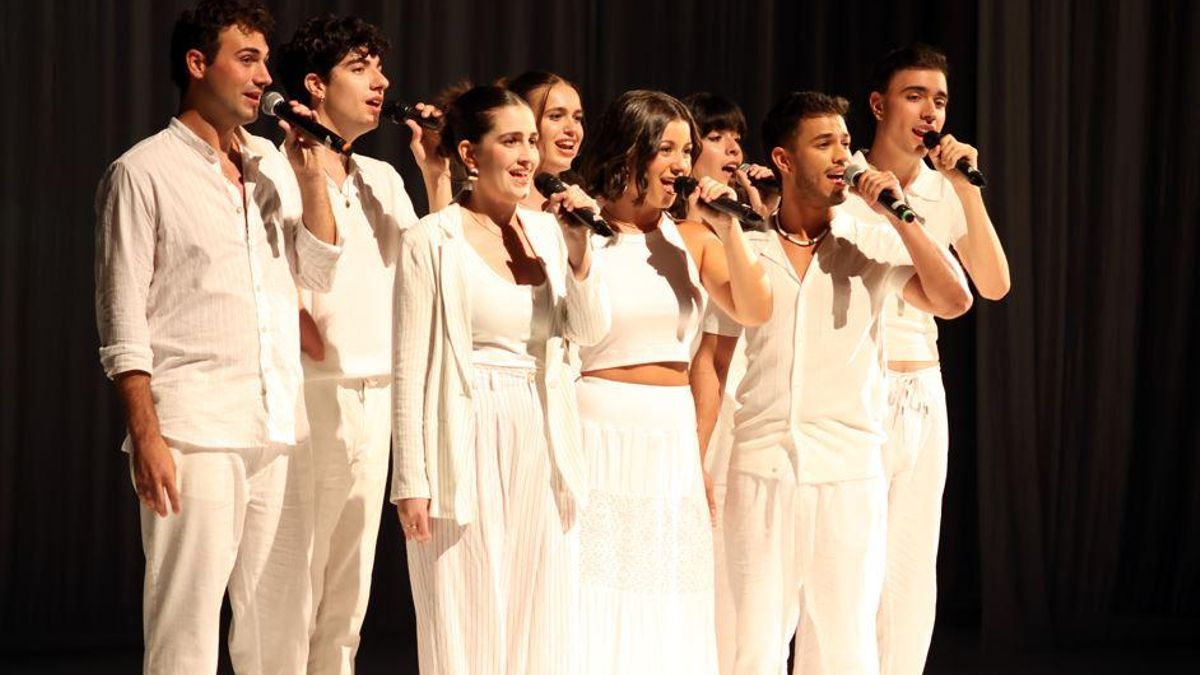 Els 8 intèrprets a escena, dijous a la nit, al Kursaal