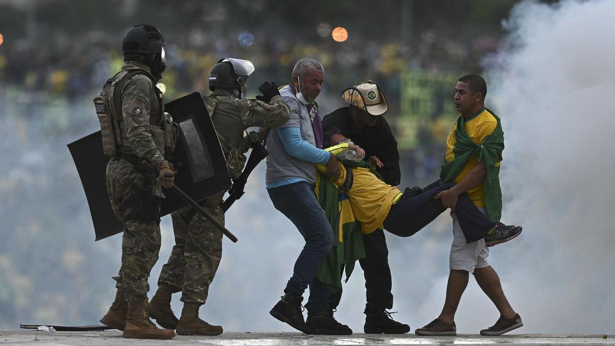 Centenares de detenidos y más de 50 heridos tras el asalto a las sedes del Congreso, la Presidencia y el Tribunal Supremo, en Brasil