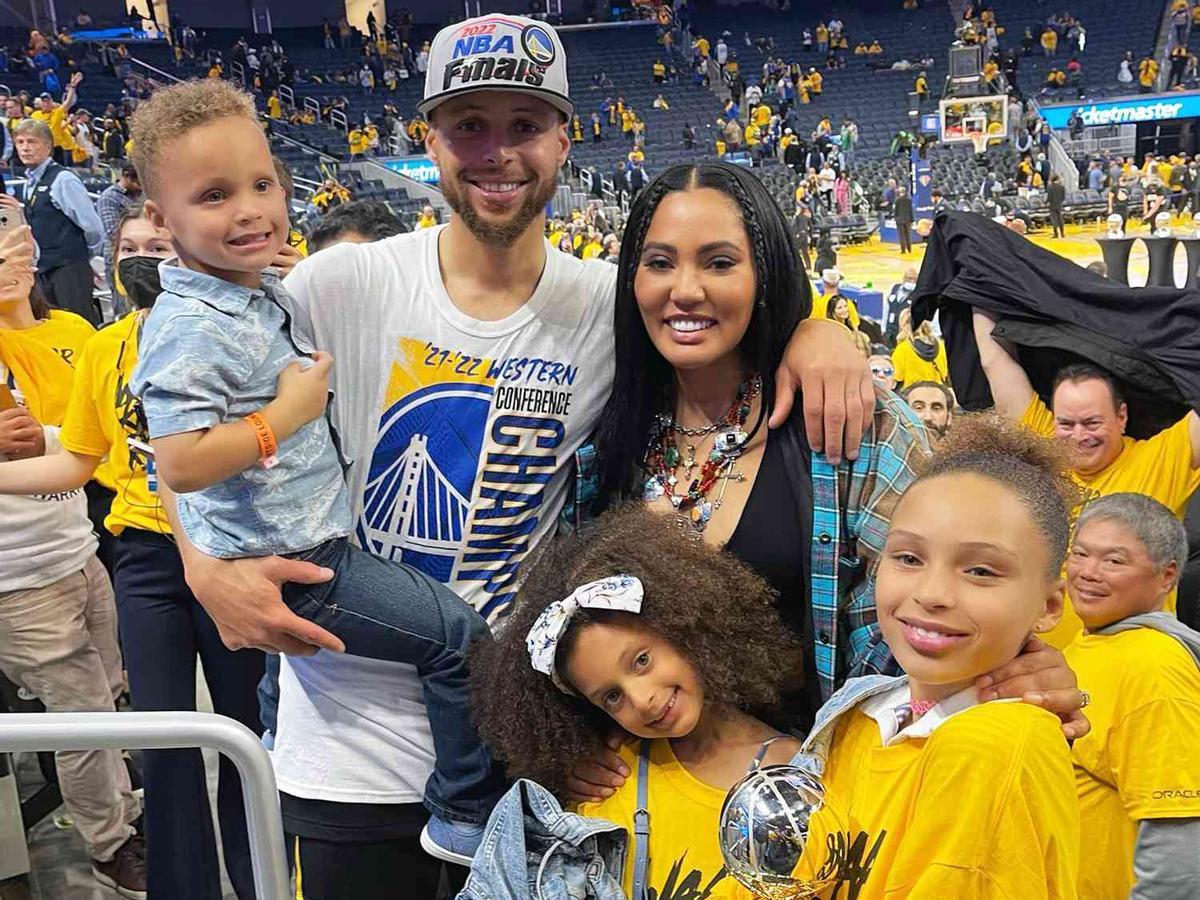 La familia Curry tras las finales de Conferencia de 2022.