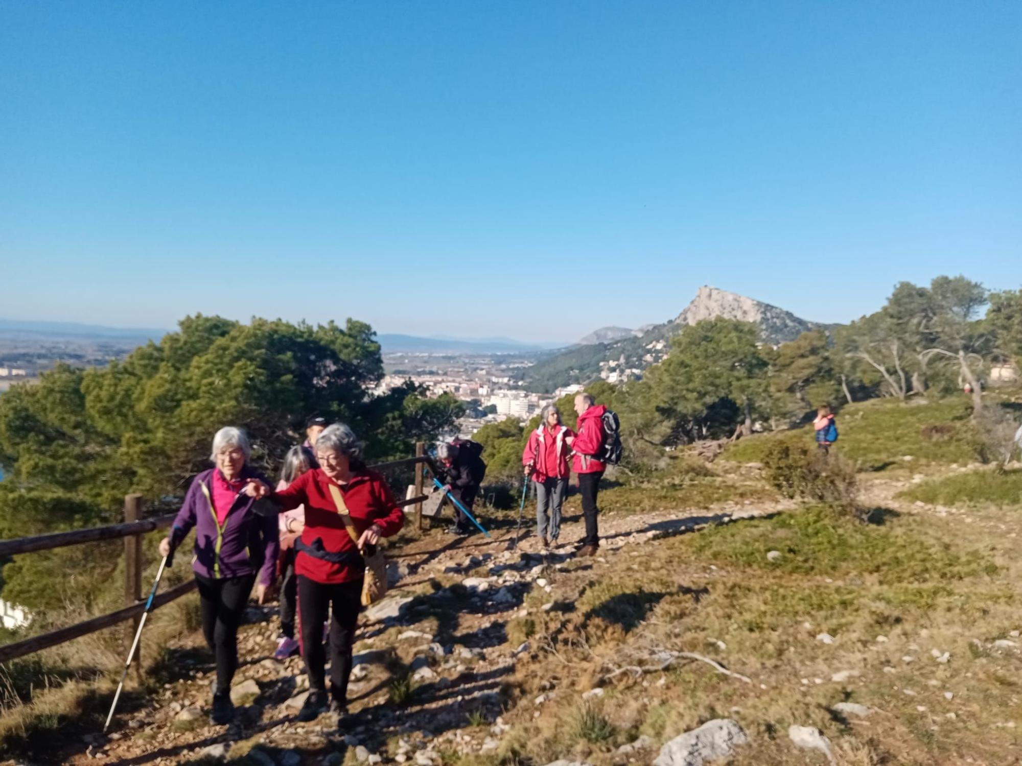 Caminada cap als edificis pel Parc Natural.