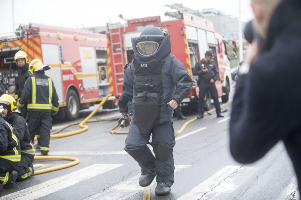 Bomberos y personal de los equipos de emergencias ensayan cómo intervenir en caso de accidente con mercancías peligrosas