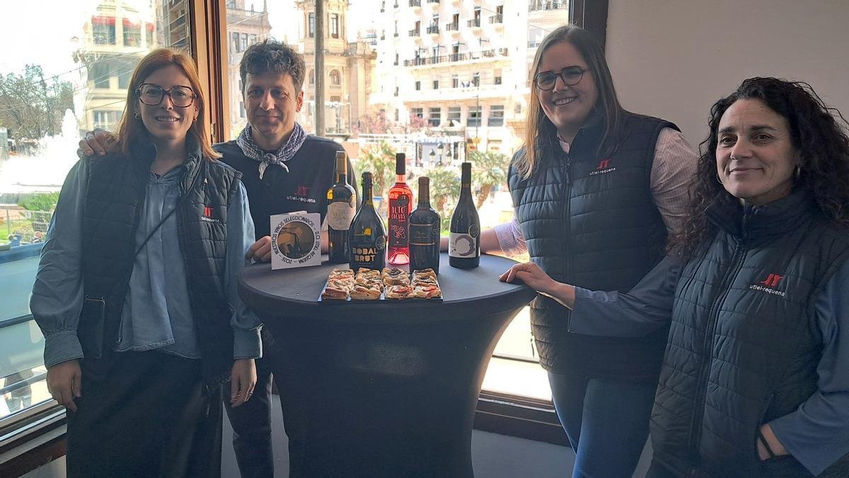 El equipo de la DO Utiel-Requena en el Balcón Fallero.
