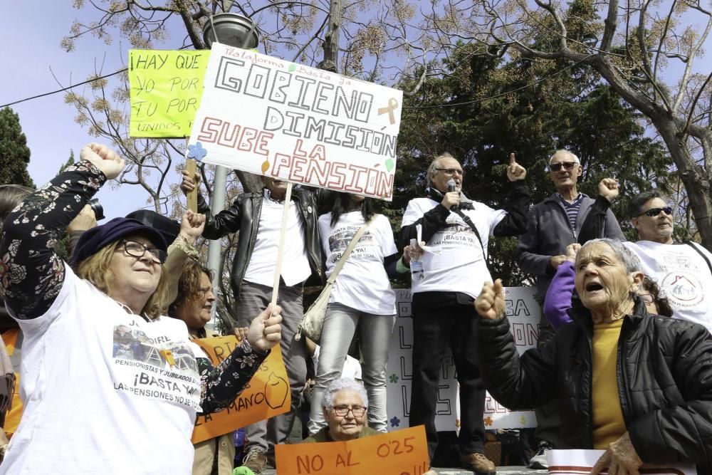 Tres generaciones llenan el parque de la Paz y acusan a los diferentes gobiernos de "olvidar" a los ciudadanos