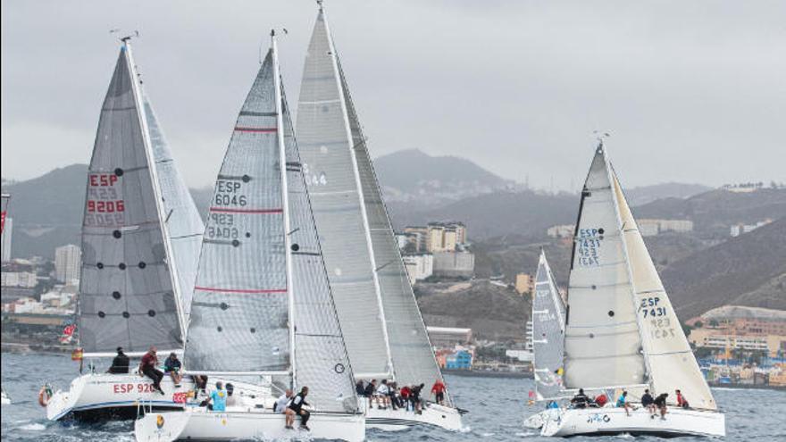 Varias embarcaciones surcan la bahía de Las Palmas de Gran Canaria durante el primer día de competición