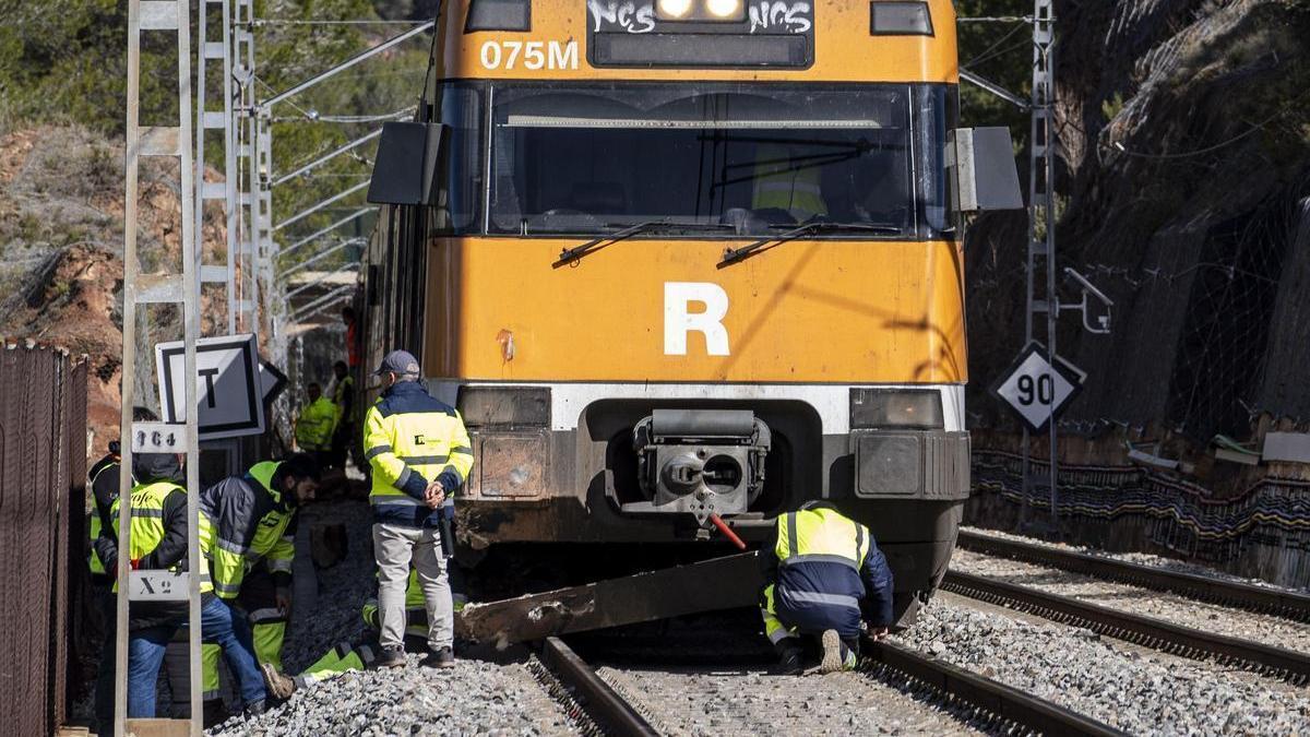 Les rodes davanteres de la màquina del tren van sortir dels rails a causa d’una esllavissada