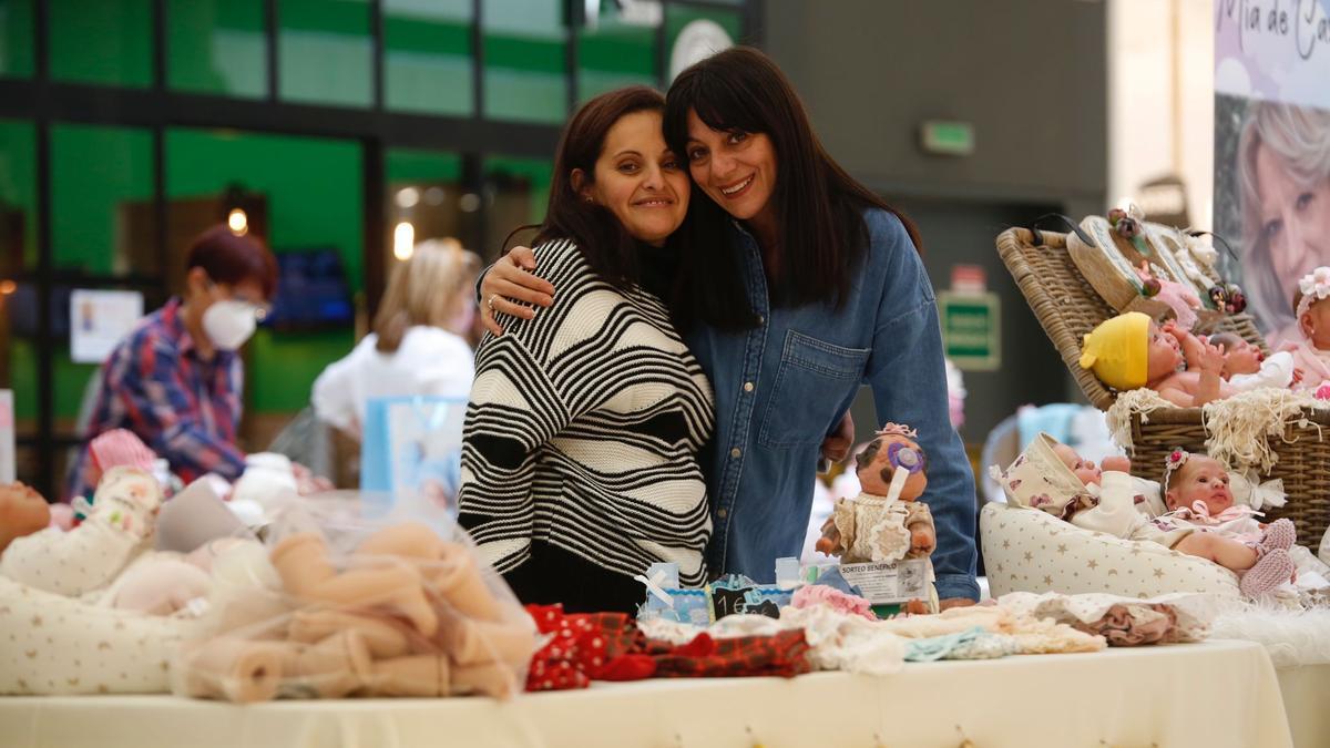 Araceli Esquina, madre de Hugo, y Carmen Bernier, artesana del 'reborn', en la exposición solidaria.