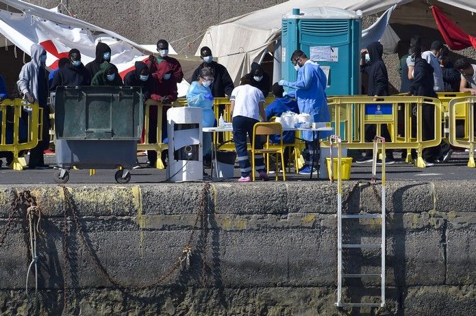 Llegada de inmigrantes al muelle de Arguineguín