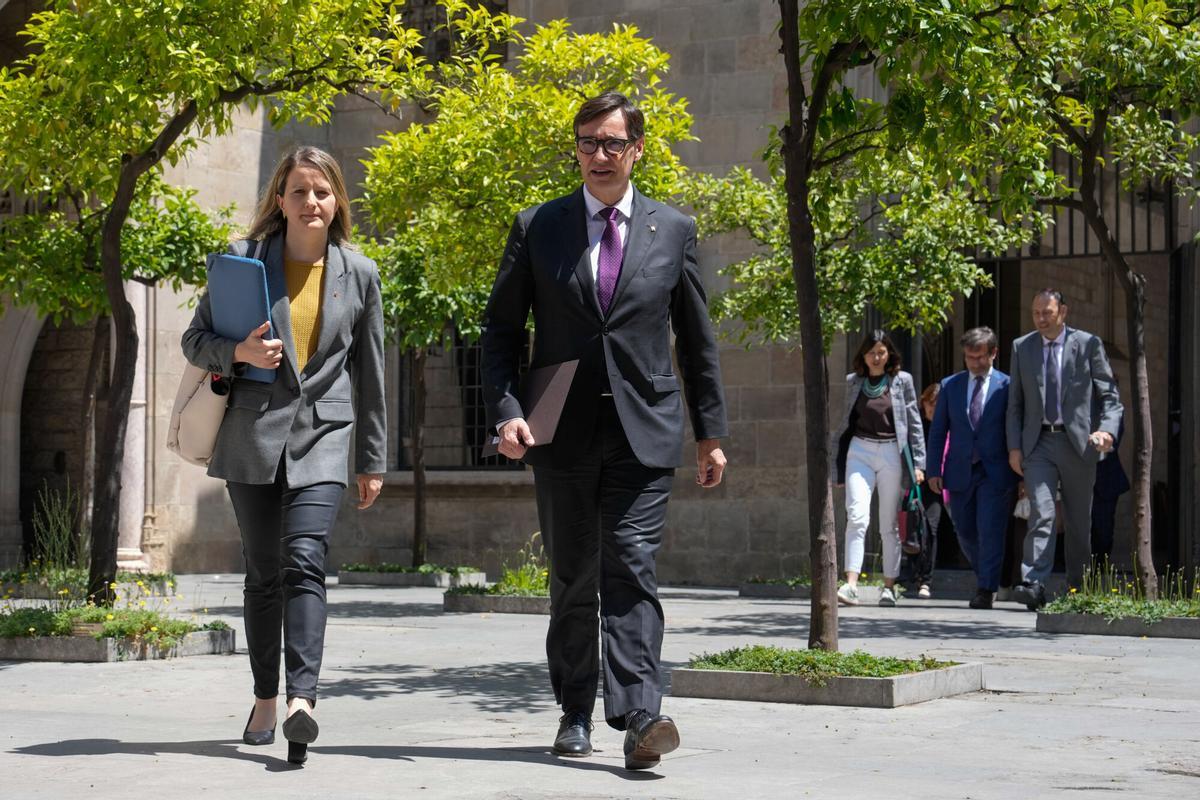 GRAFCAT8580. BARCELONA, 22/05/2025.- El presidente de la Generalitat, Salvador Illa, junto a la consellera de Asuntos Sociales e Inclusión, Mònica Martínez Bravo, a su llegada a la reunión extraordinaria del Govern para aprobar su tercer suplemento de crédito para este año, para cuya convalidación en el Parlament serán decisivos los votos de ERC y Comuns. EFE/Enric Fontcuberta