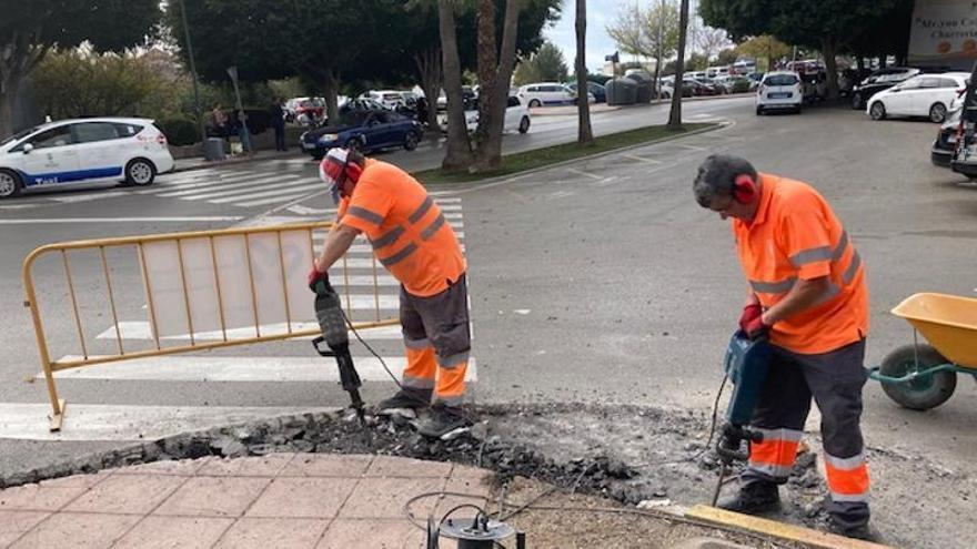Dos operarios realizan trabajos de mejora en las cercanías de la estación de autobuses.