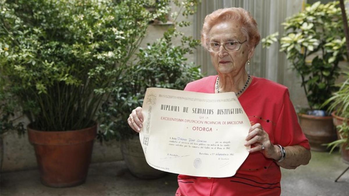 Lola Pont, con el diploma que le entregaron por atender a los damnificados