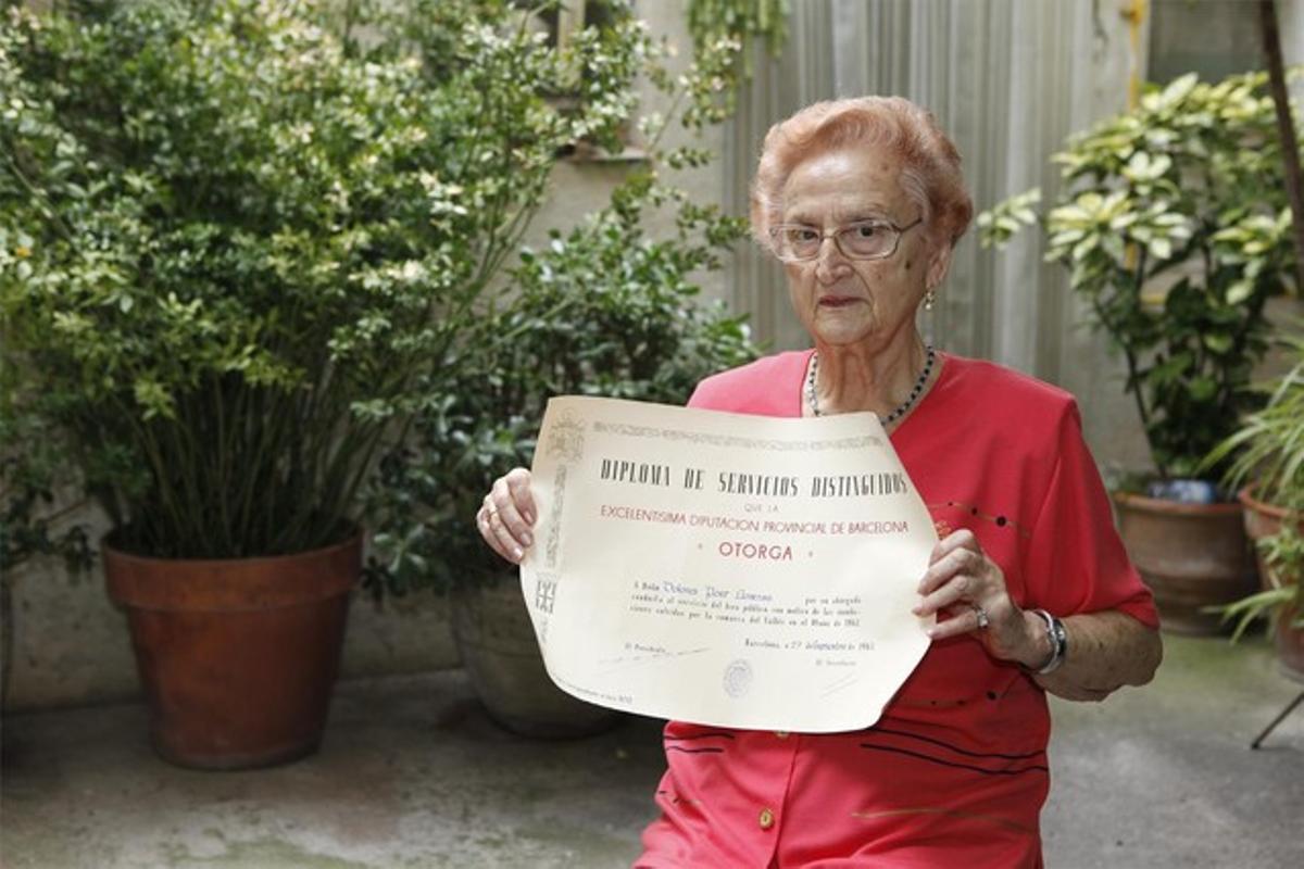 Lola Pont, amb el diploma que li van entregar per atendre els damnificats.