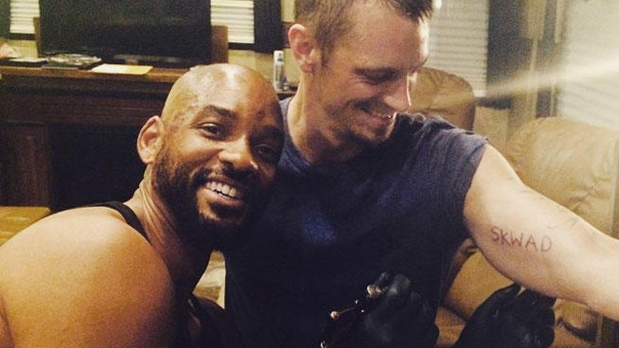 Imagen de Will Smith tatuando el brazo de Joel Kinnaman.