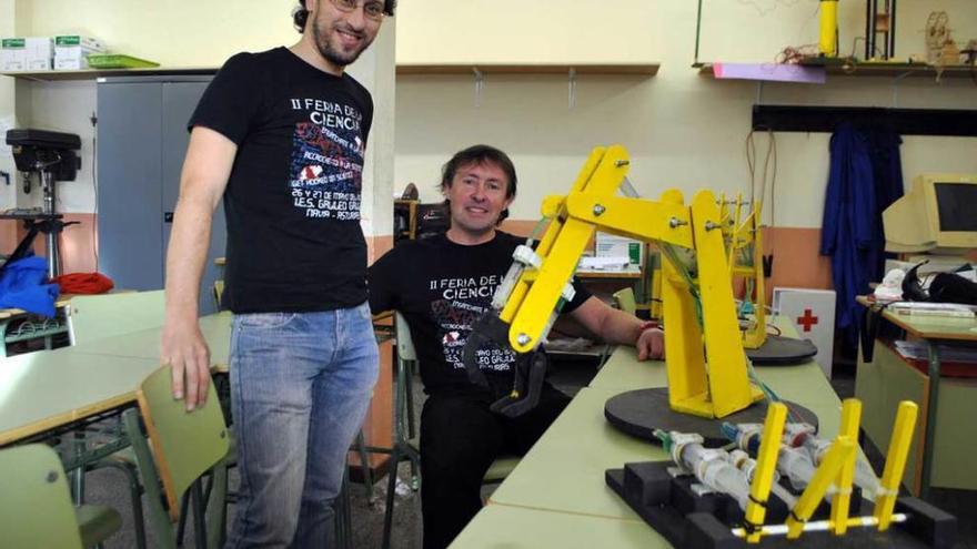 Roberto Manín y Rafael García-Bustelo, en un aula del instituto, con uno de los proyectos.