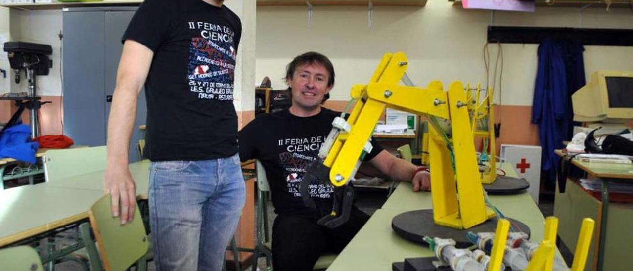 Roberto Manín y Rafael García-Bustelo, en un aula del instituto, con uno de los proyectos.