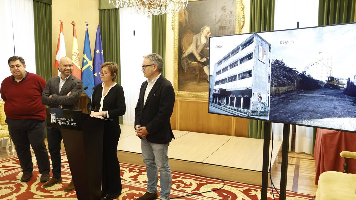 Por la izquierda, Pelayo Barcia, Jesús Martínez Salvador, Carmen Moriyón y Gilberto Villoria, esta mañana, en el Ayuntamiento.