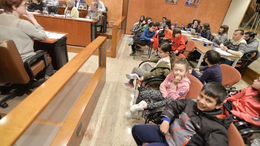 Los alumnos de 3.º B del colegio Palacio Valdés, ayer, durante la sesión del Pleno del Ayuntamiento de Avilés.