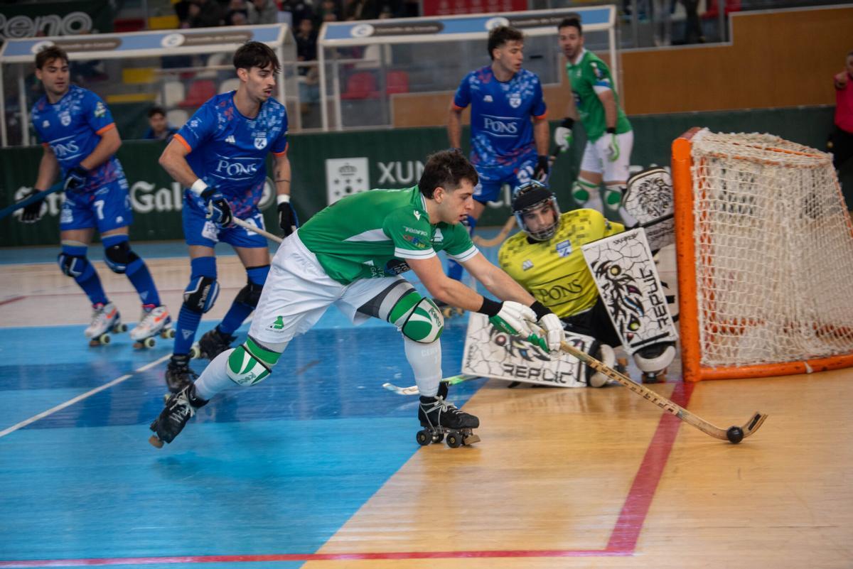 Nil Cervera trata de controlar la bola frente al Lleida en la primera vuelta en A Coruña.