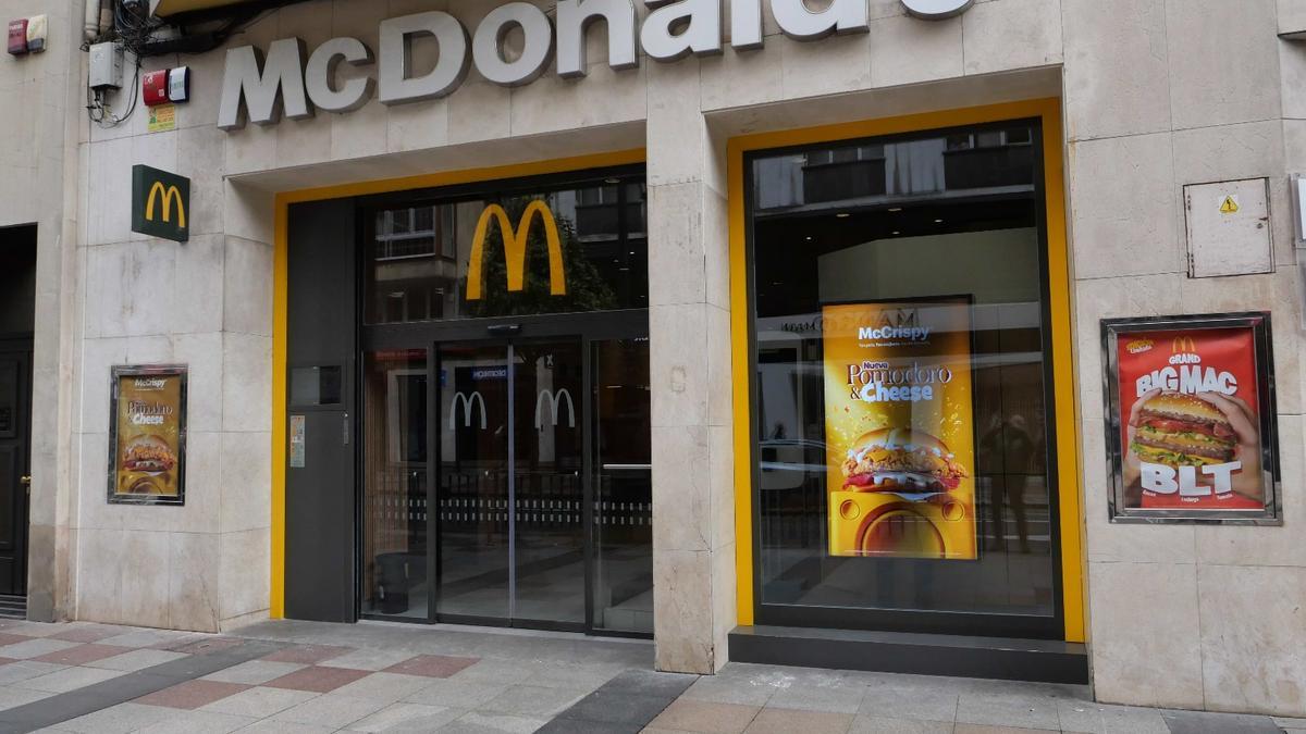 Exterior del McDonald’s de la calle Uría reformado.