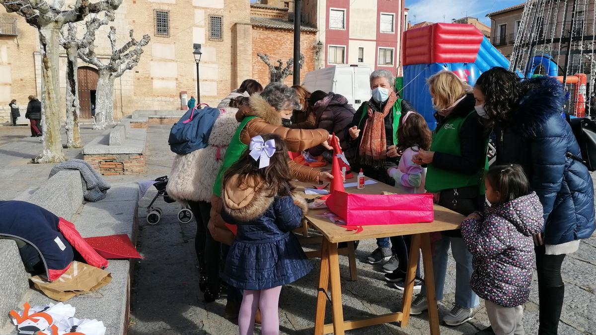 Niños disfrutan del taller de manualidades navideñas organizado por la AECC