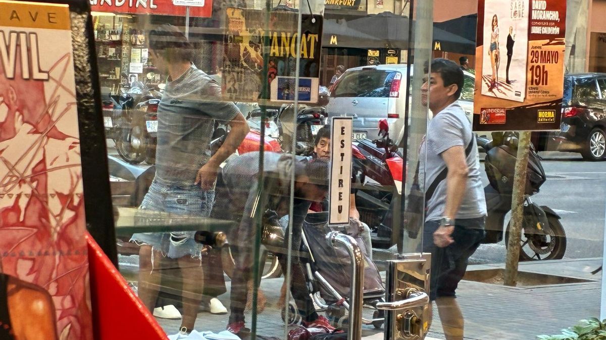 Vendedores montan el mercado de trastos en las aceras de la ronda de Sant Pau.