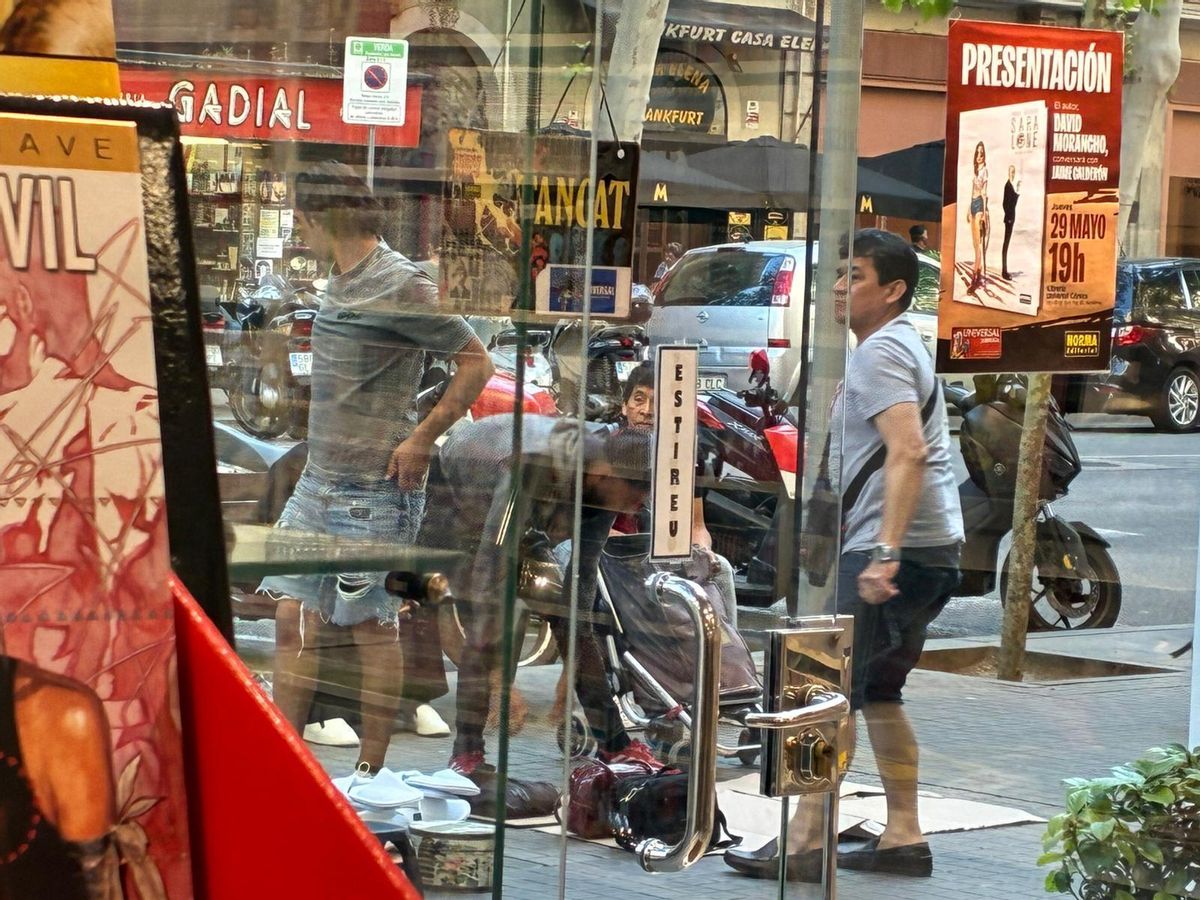 Vendedores montan el mercado de trastos en las aceras de la ronda de Sant Pau.