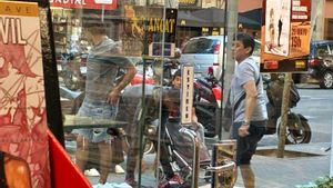 Vendedores montan el mercado de trastos en las aceras de la ronda de Sant Pau.
