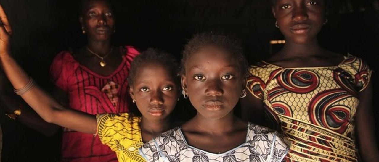 Niñas y mujeres de Cambadju, la primera localidad de Guinea Bisau que ha renunciado a practicar al ablación.