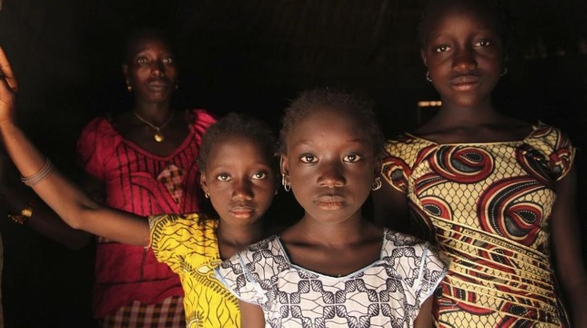 Una mujer y sus hijas en  Cambadju, en Guinea Bisau, el primer pueblo del país africano que renunció a practicar la ablación genital.