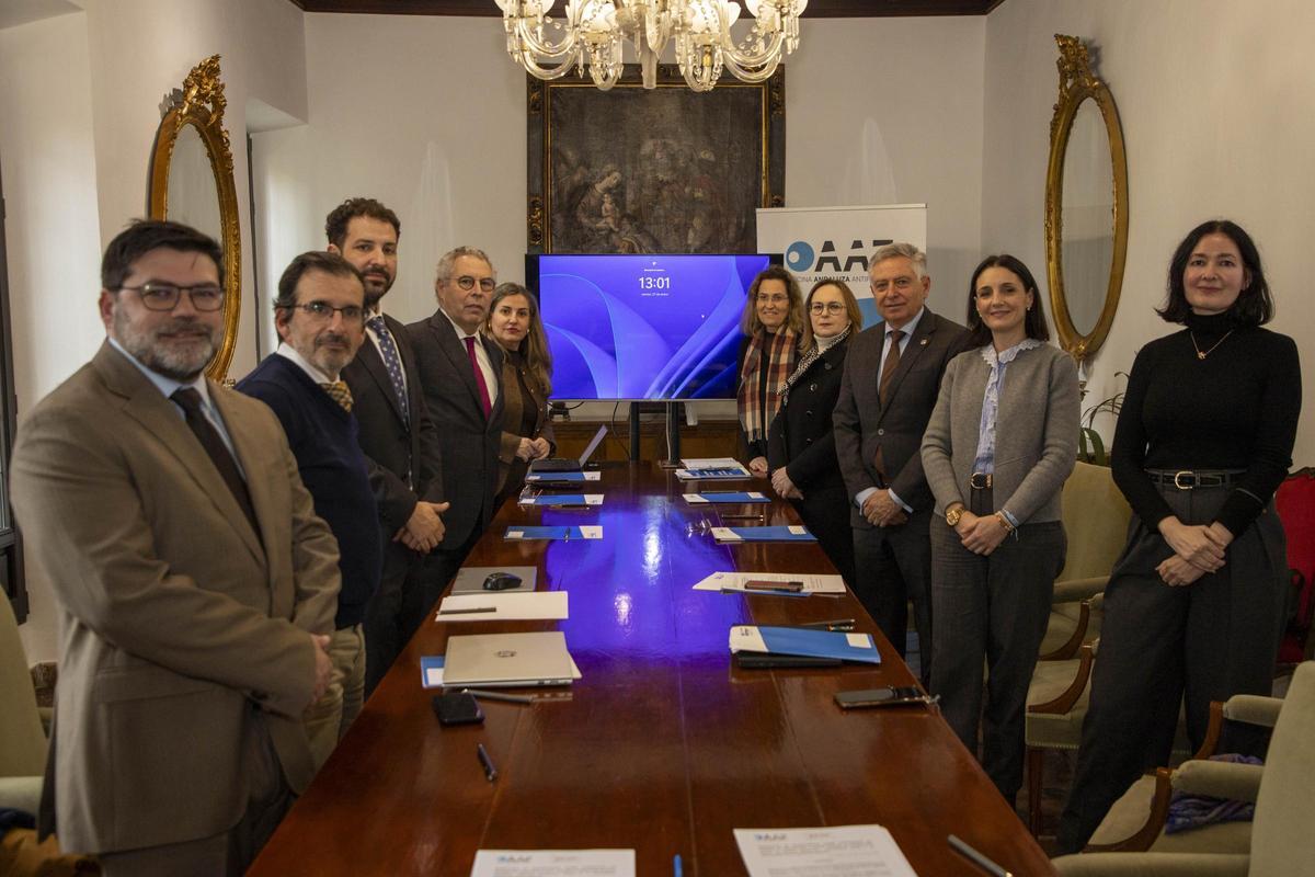 Foto de familia tras la firma del convenio de colaboración entre la Oficina Andaluza Antifraude y el Mecanismo Nacional Anticorrupcao de Portugal.