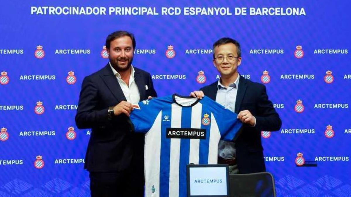 Luis Miguel Real, cofundador de Arctempus, y Mao Ye, CEO del Espanyol, muestran la nueva camiseta.