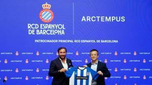 Luis Miguel Real, cofundador de Arctempus, y Mao Ye, CEO del Espanyol, muestran la nueva camiseta.